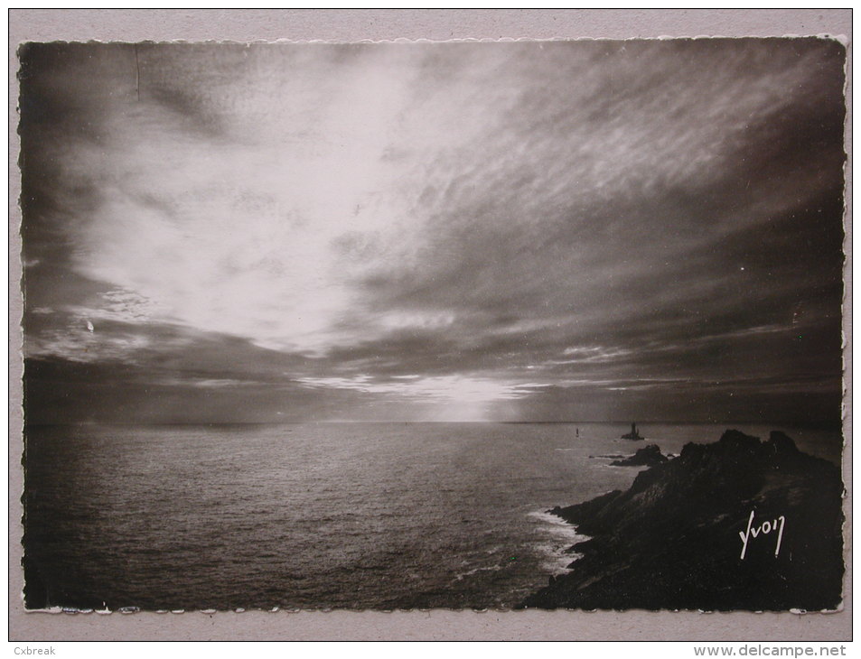 Point Du Raz, Crépuscule Sur L'île De Sein - Pont-Croix