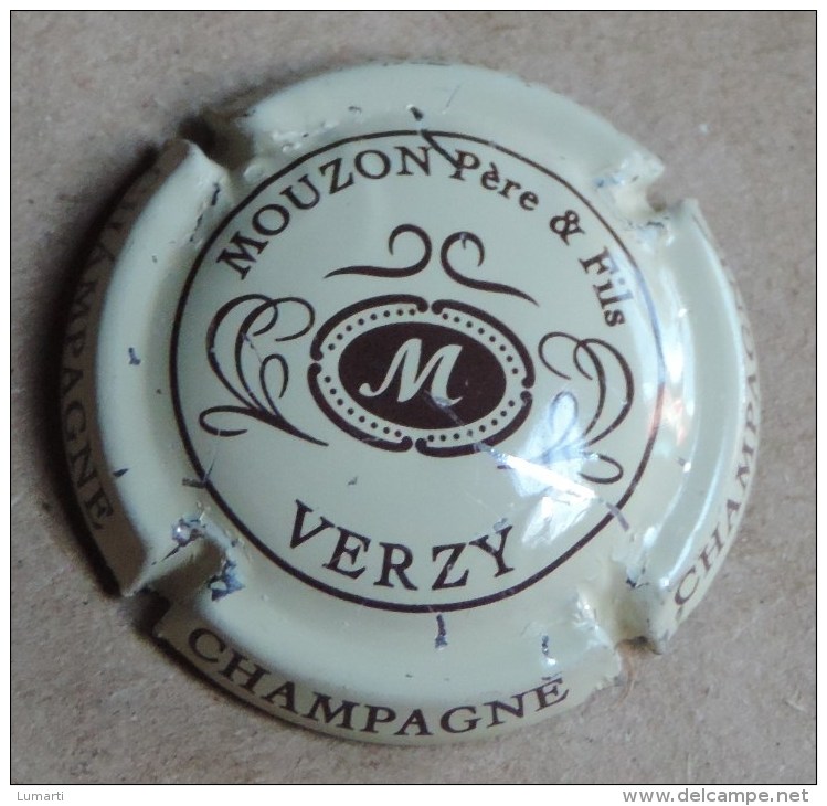 Capsule De Champagne - Mouzon P. Et F.  - N°10 -  Créme , Inscription Sur Tour - Altri & Non Classificati