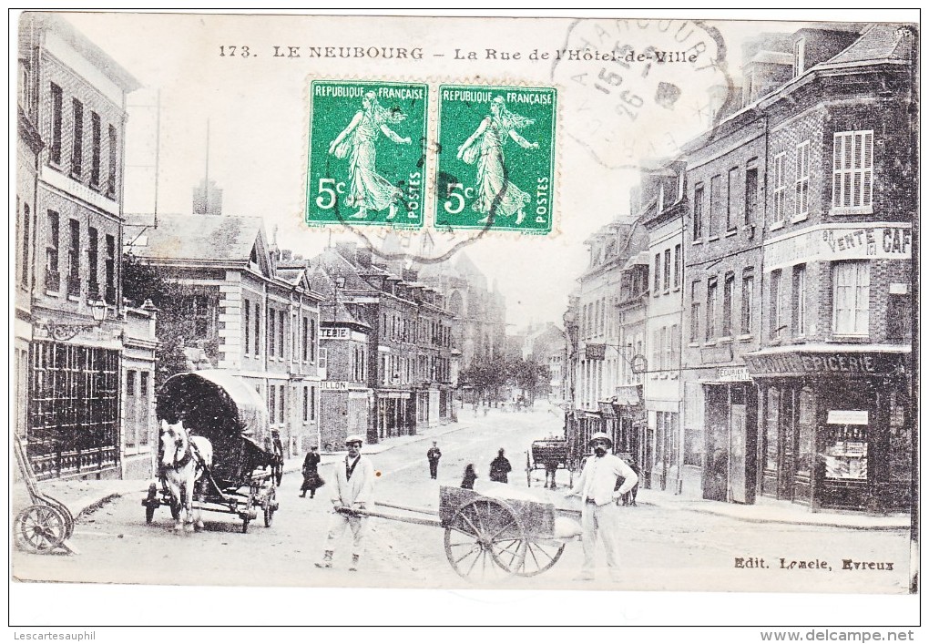 Le Neubourg La Rue De L Hotel De Ville Epicerie Vente Café Voiture A Bras Tres Animée 1918 - Le Neubourg