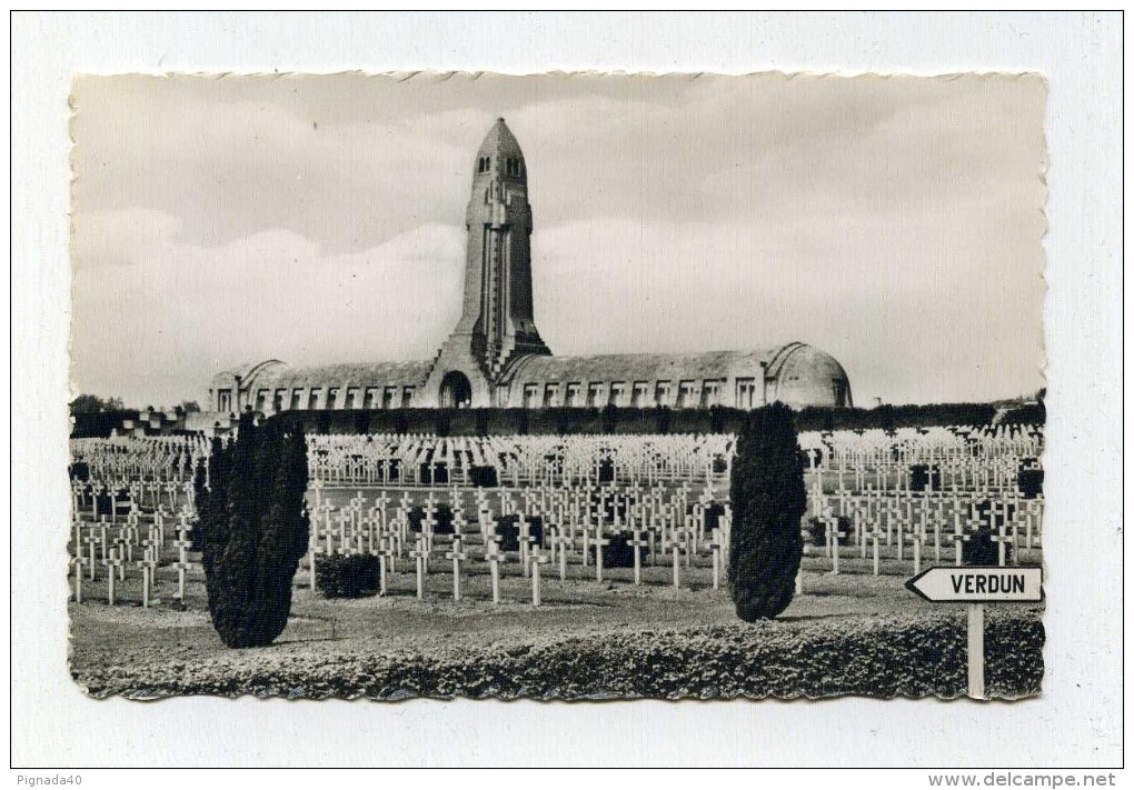 CP , CIMETIERE MILITAIRE , VERDUN Et Les Champs De Bataille, Le Monument De L' Ossuaire De Douamont Et Le Cimetière - Cimetières Militaires