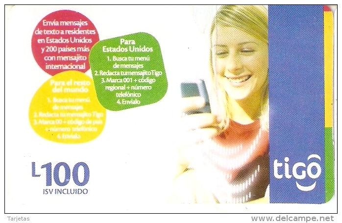 TARJETA DE HONDURAS DE TIGO DE 100 LEMPIRAS DE UNA CHICA CON MOVIL (arrugas) - Honduras