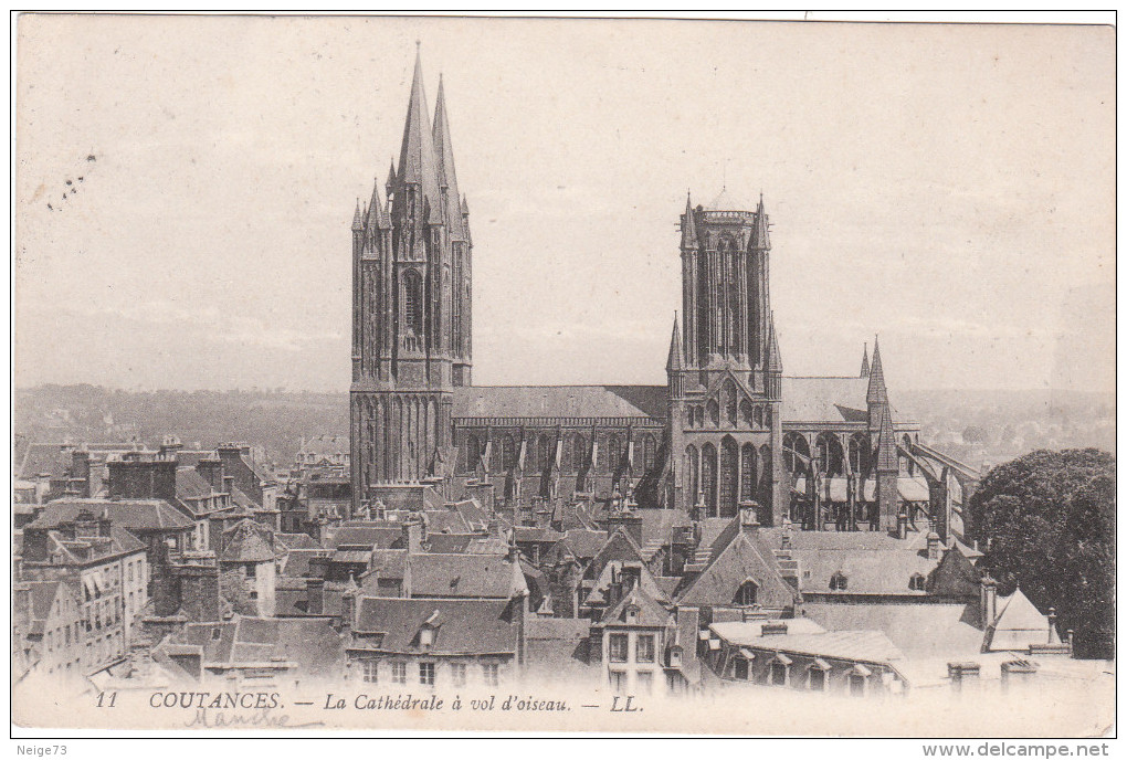 Carte Postale Ancienne De Coutances - La Cathédrale à Vol D'Oiseau - Coutances