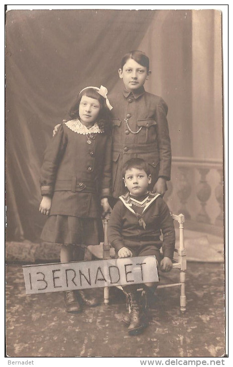 3 JEUNES ENFANTS ... LE PLUS GRAND SEMBLE ETRE EN COSTUME  D ENFANT DE TROUPE - Anonieme Personen