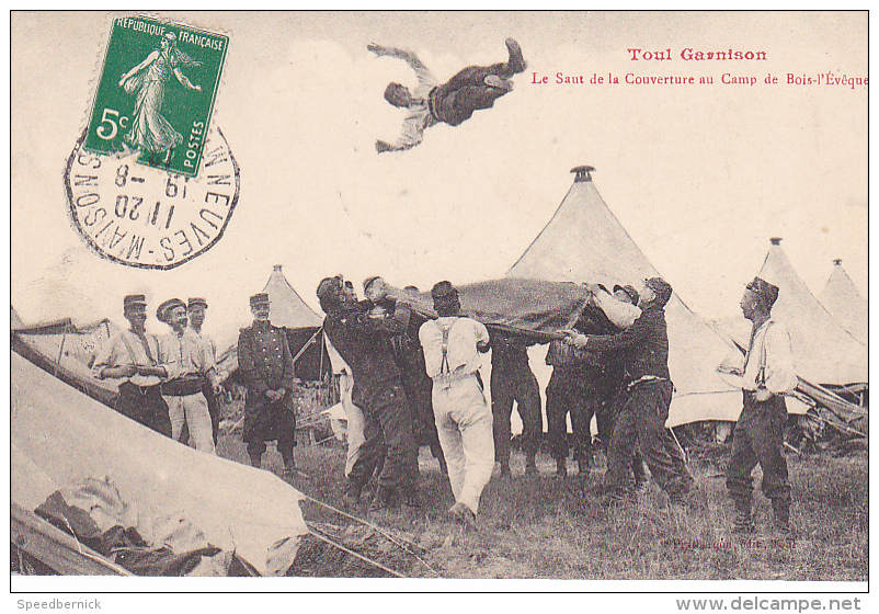 23520 TOUL Garnison Le Saut De La Couverture Au Camp De Bois L'Evêque  -ed Pratheroon? Gymnastique Soldat Detente - Régiments