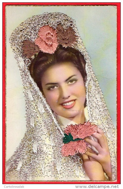 [DC6451] CARTOLINA - SPAGNOLA - CON RICANMI IN RILIEVO - Old Postcard - Femmes