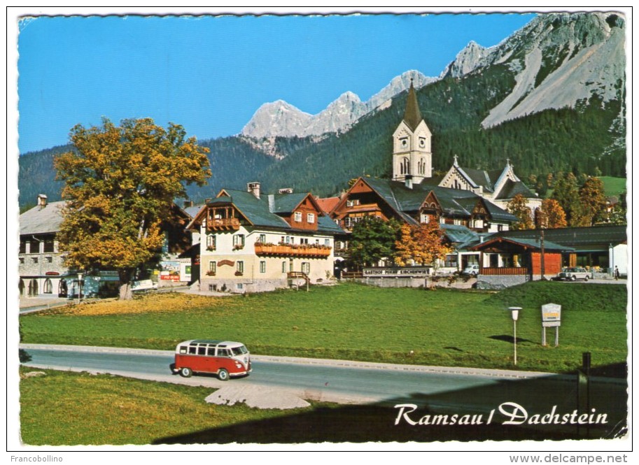 AUSTRIA - RAMSAU / DACHSTEIN -ORTSANSICHT MIT EVANG.KIRCHE - VW TRASPORTER/KOMBI - Ramsau Am Dachstein