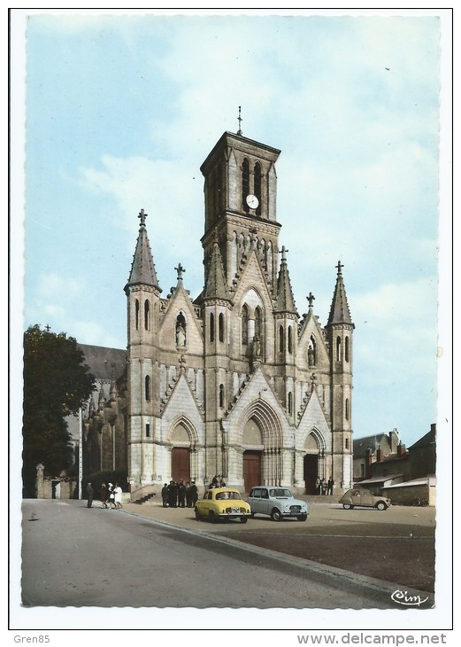 CPSM CERIZAY, ANIMATION DEVANT L'EGLISE, AUTOS VOITURES ANCIENNES, CITROEN 2CV 2 CV, RENAULT 4L 4 L, DEUX SEVRES 79 - Cerizay