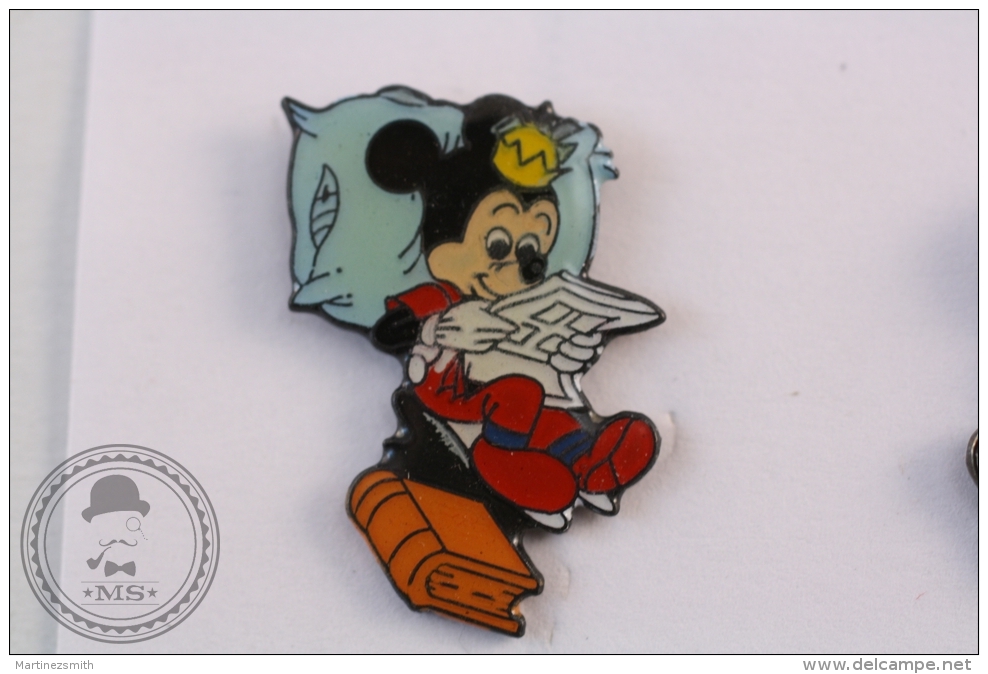 Walt Disney Mickey Mouse Reading - Pin Badge - #PLS - Disney