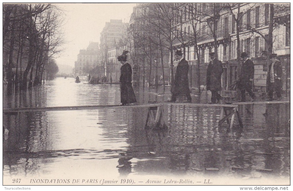 CPA 75 @ INONDATIONS DE PARIS Janvier 1910 - Avenue Ledru Rollin @ Bourgeois Sur Un échaffaudage - Alluvioni Del 1910