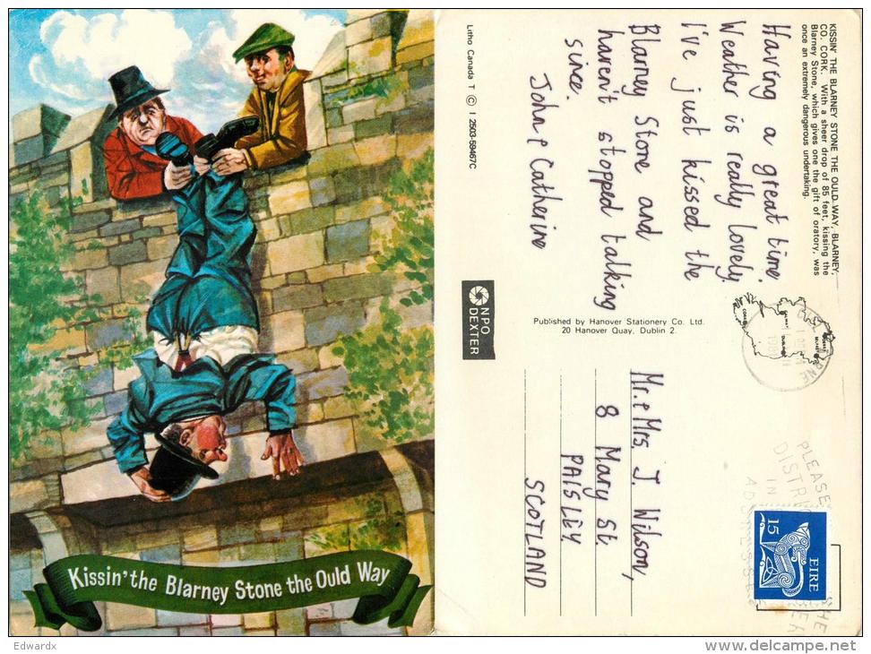 Kissing The Blarney Stone, Ireland Postcard Posted 1981 Stamp - Autres & Non Classés