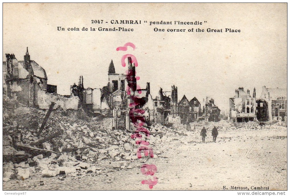 59 - CAMBRAI - PENDANT L' INCENDIE - UN COIN DE LA GRAND PLACE - Cambrai
