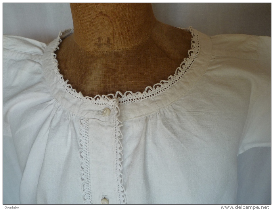 Chemise de nuit pur lin monogramme AB manches, jabot, encolure dentellés .Voir photos.