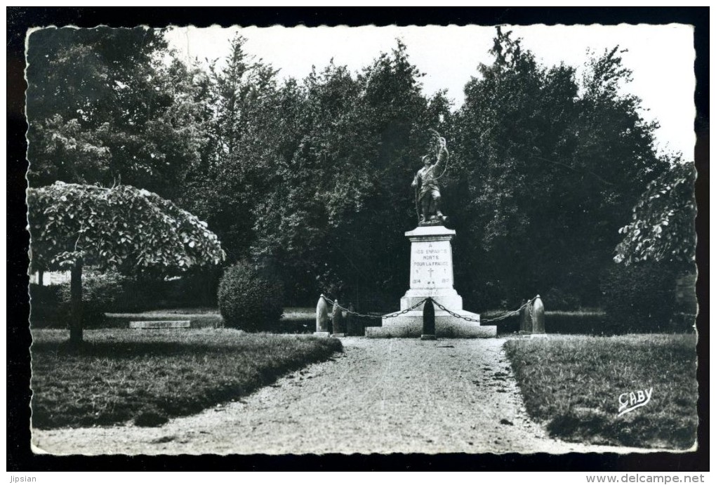 Cpsm Du 22 Saint Nicolas Du Pelem  Monument Aux Morts 1914-18 Et Jardin Public  BOR19 - Saint-Nicolas-du-Pélem