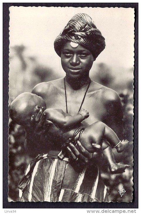 CPA-PHOTO- AFRIQUE- TCHAD- FEMME FOULBÉ TENANT SON ENFANT- TRES GROS PLAN- - Tsjaad
