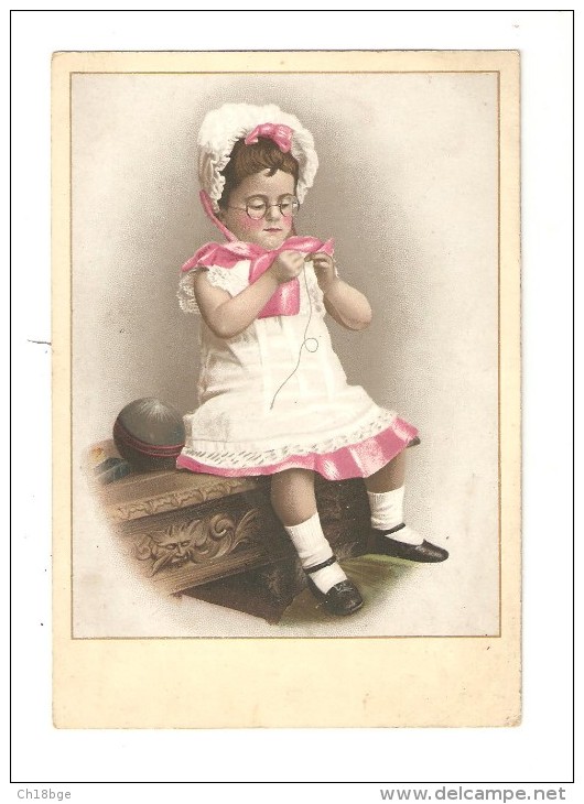 Carte 15/10cm  Cm   Dessin ( Ou Photo Colorisée ) Fillette Assise Avec Des Lunettes Rondes En Train De Coudre - Autres & Non Classés