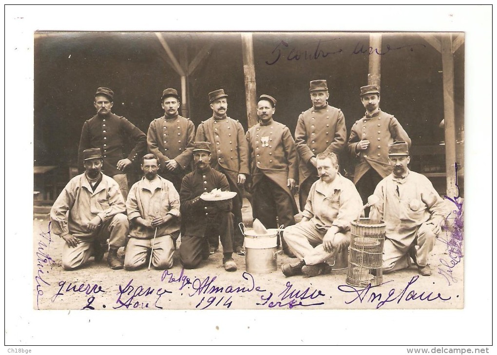 Carte Photo : Soldats Posant Devant  "gamelles"  N° 95 Sur Casquettes Et Cols Des Soldats Debouts Et De Celui Accroupi - Guerre 1914-18