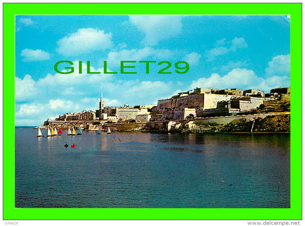 SLIEMA CREEK, MALTA - SAILING BOATS RACING PAST VALLETTA'S OLD FORTIFICATIONS - - Malte