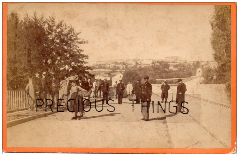 BEDARIEUX  ?  PHOTO  ARTISTIQUE RAYNAUD SUR CARTON. PERSONNES ET EMPLOYES D OCTROI SUR UN PONT - Lieux