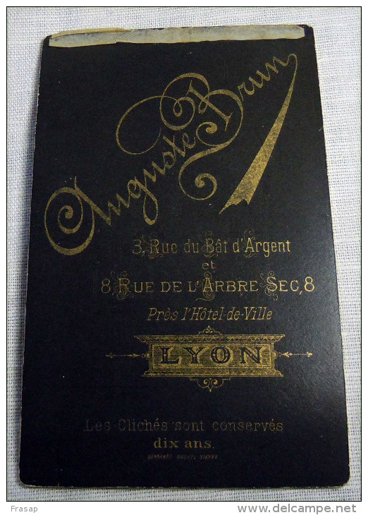 Carte Photo   Femme D'intérieur Avec Coiffe Ci1880 LYON A BRUN - Persone Anonimi