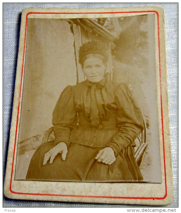 Carte Photo   Femme D'intérieur Avec Coiffe CiRCA1880 GRENOBLE - Persone Anonimi