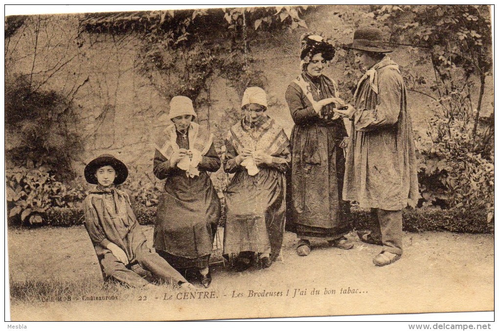 CPA  - FOLKLORE  -  LE  CENTRE  - Les Brodeuses ,    J'ai Du Bon Tabac... - Personnages