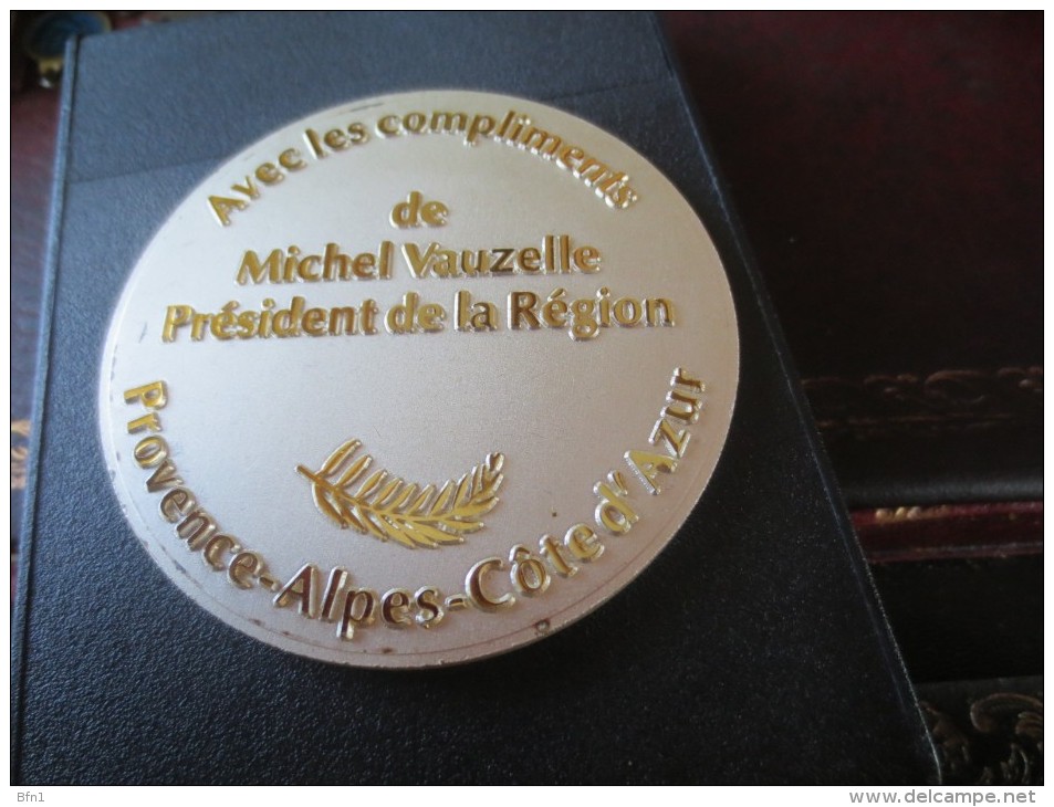 MEDAILLE REGION PROVENCE ALPES COTE D\\´AZUR AVEC LES COMPLIMENTS DE MICHEL VAUZELLE DANS SON BOITIER - Royal / Of Nobility