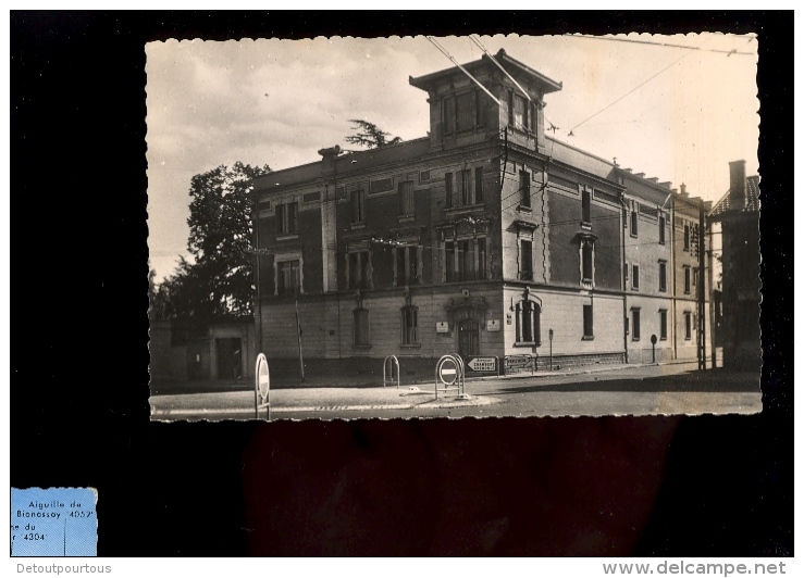 BRON Rhône 69 :lot X2  Hopital Dispensaire école De La Croix Rouge Française  : Façade Extérieur Et De La Cour - Bron