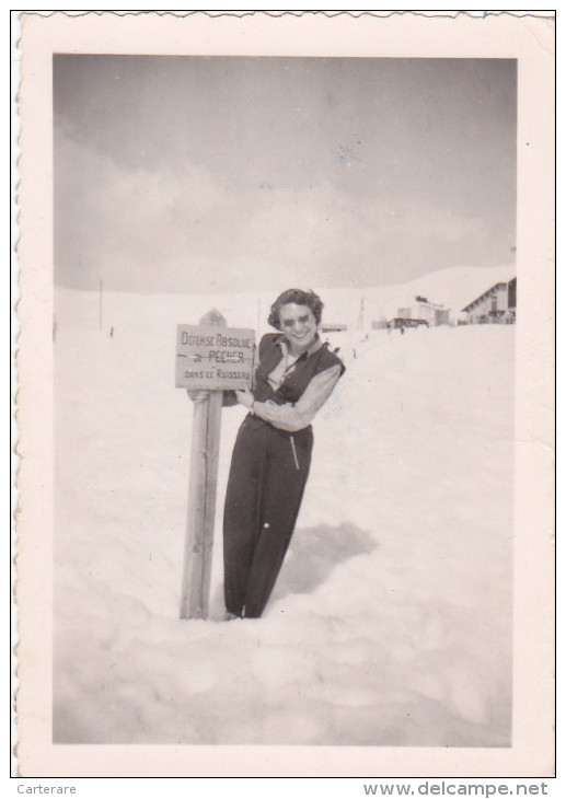 Photo Originale ,isère,ALPE D´HUEZ EN  Février 1950,panneau De Défense Absolue  De Pécher Dans Le Ruisseau,rare - Places