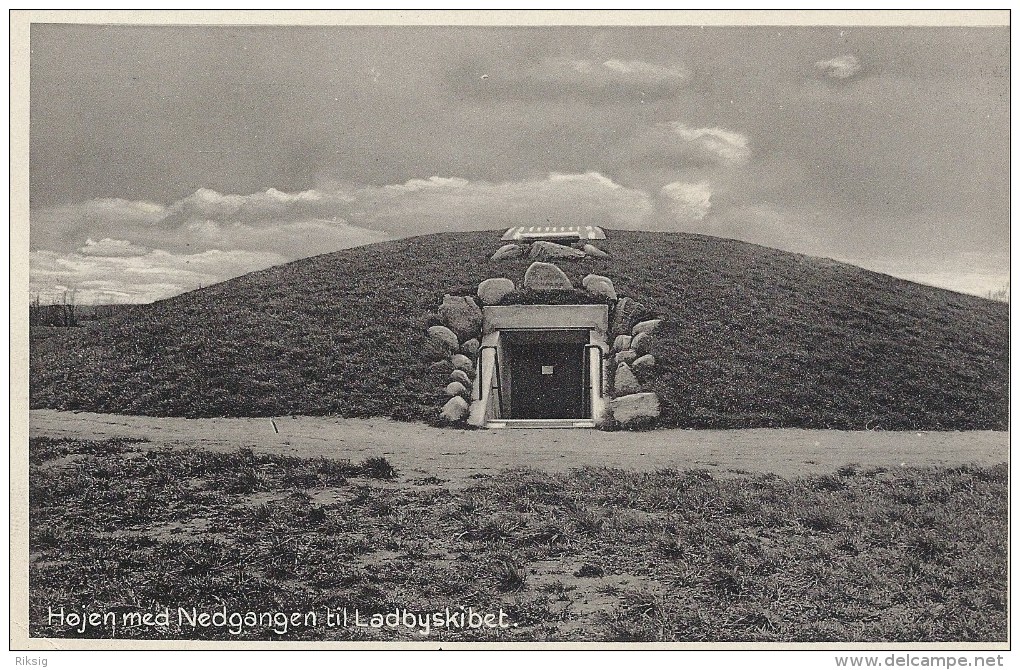 Burial Mound With The Ladby Ship.  4 Cards  Denmark    # 774 - Dolmen & Menhirs