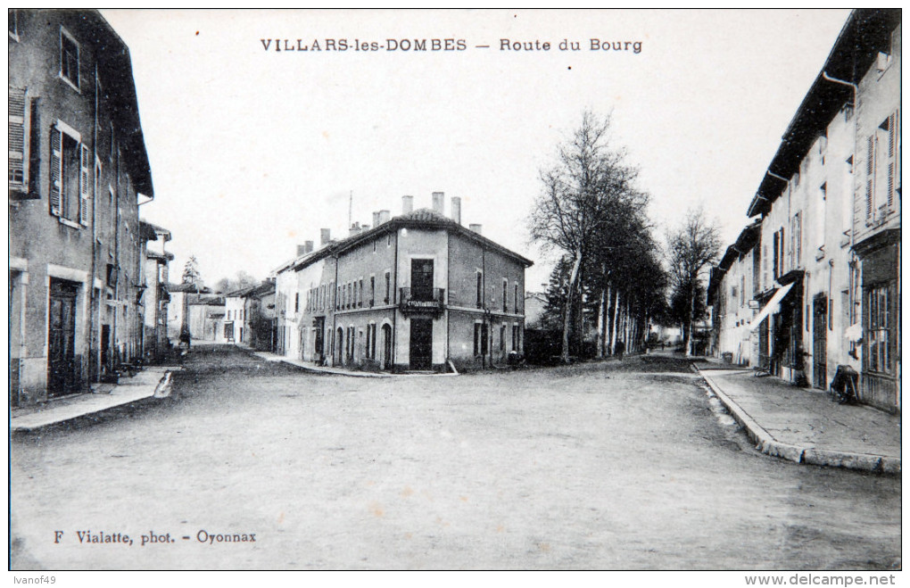 *01-  VILLARS-les-DOMBES - CPA -  Route Du Bourg TBE - Villars-les-Dombes