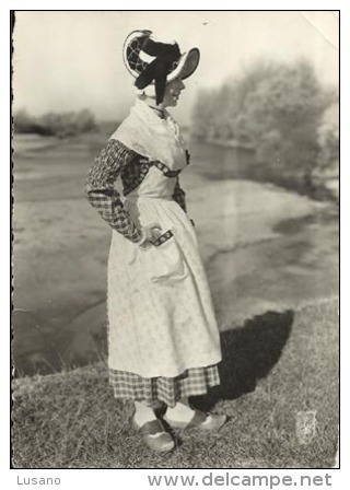 FOLKLORE BOURBONNAIS - Jeune Fille En Costume Régional - Autres & Non Classés