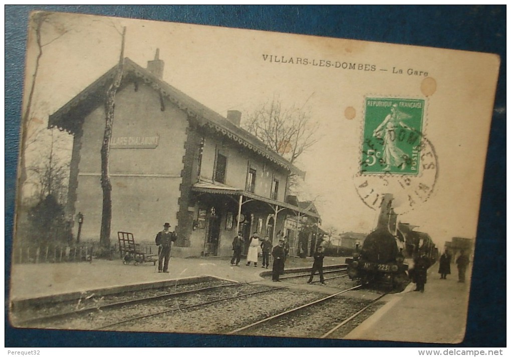 VILLARS LES DOMBES.La Gare.Cpa,voyagé,be Mais Taches,belle Animation,locomotive - Villars-les-Dombes