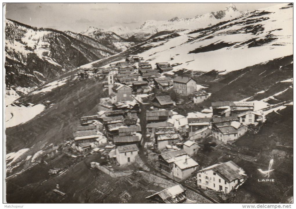 EN AVION AU DESSUS DE SAINT VERAN -05- ALTITUDE 2040 METRES HAUT DU VILLAGE - Autres & Non Classés