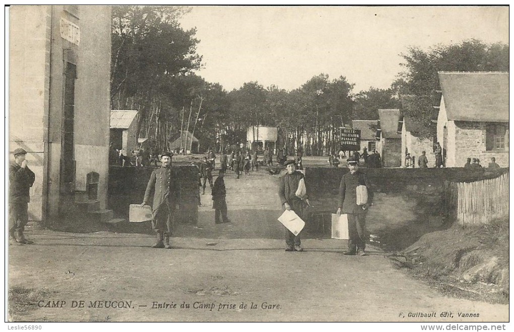 CAMP DE MEUCON    *** Entrée Du Camp Prise De La Gare  *** Belle  Cpa Rare Très Animée - Autres & Non Classés