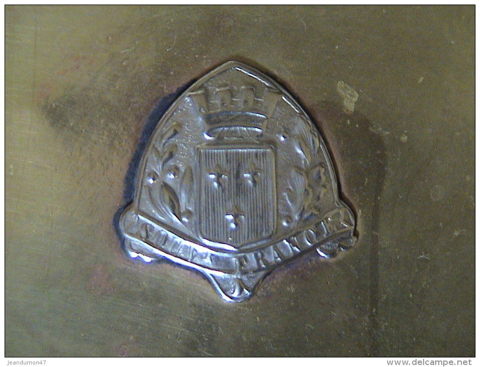 CENDRIER METAL AVEC BLASON DE L´ANJOU.  INSCRIPT SUR LE BLASON " SOUV R  FRANCE ". - Metallo