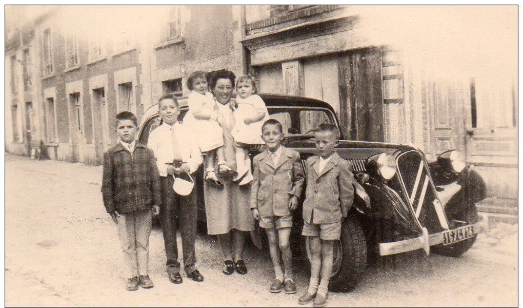 Petite Photo  , , Village A Situer, Personnages Devant La Traction Citroen - Automobiles