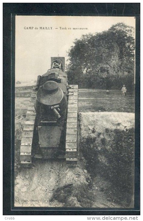 6524- CPA CAMP De MAILLY : Tank En Manoeuvre - Matériel