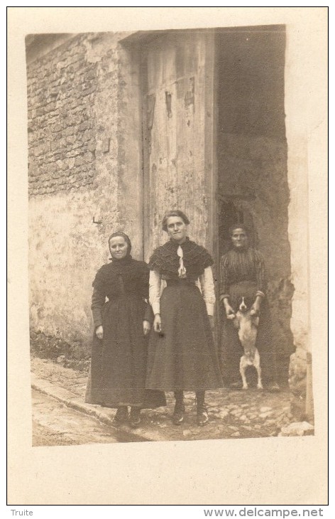 GUERVILLE HABITANTES DEVANT LEUR MAISON CARTE PHOTO RARE - Guerville