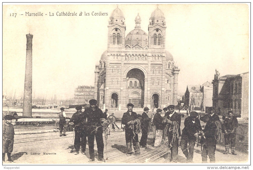 13 - Bouches-du-Rhône - Marseille, Les Cordiers Au Pied De La Cathédrale - Straßenhandel Und Kleingewerbe