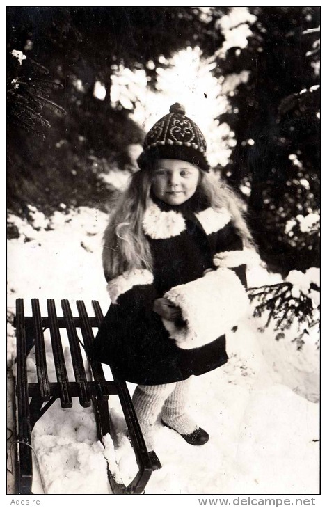 Hübsches Mädchen Mit Rodel In Winterbekleidung, Private Fotokarte 1926 - Sonstige & Ohne Zuordnung