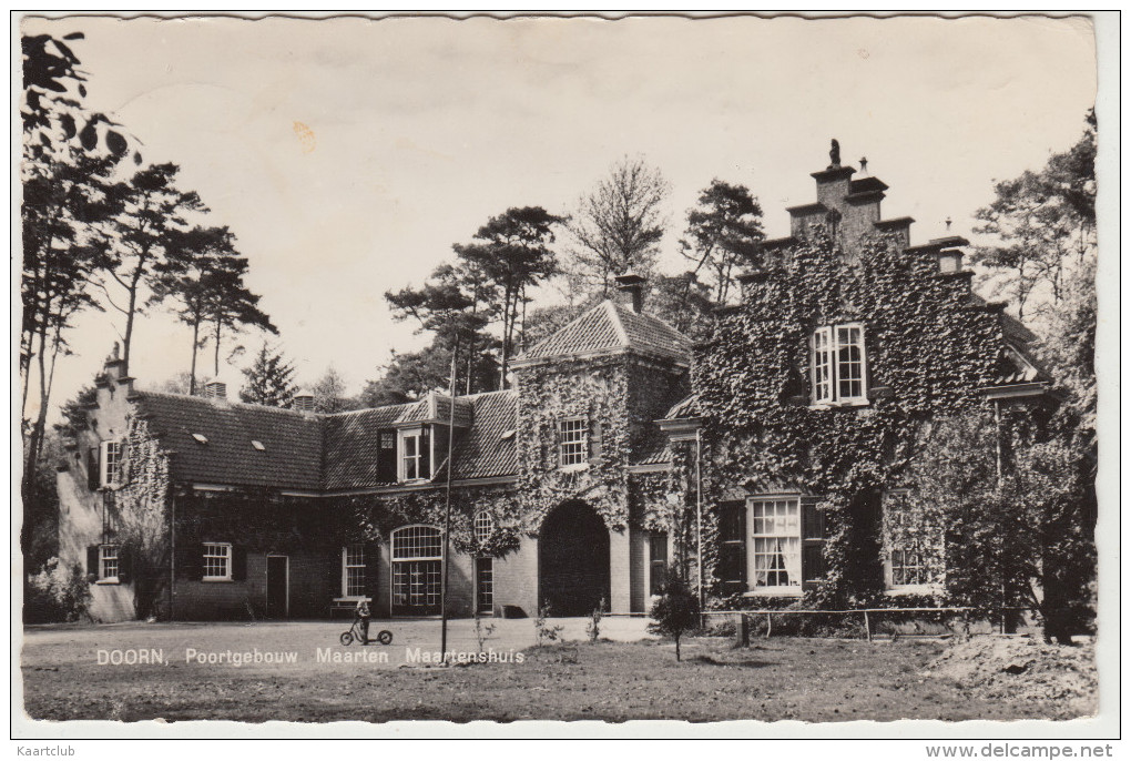 Doorn: Poortgebouw. Maarten Maartenshuis - Jongen Met Step  - Utrecht / Nederland - Doorn