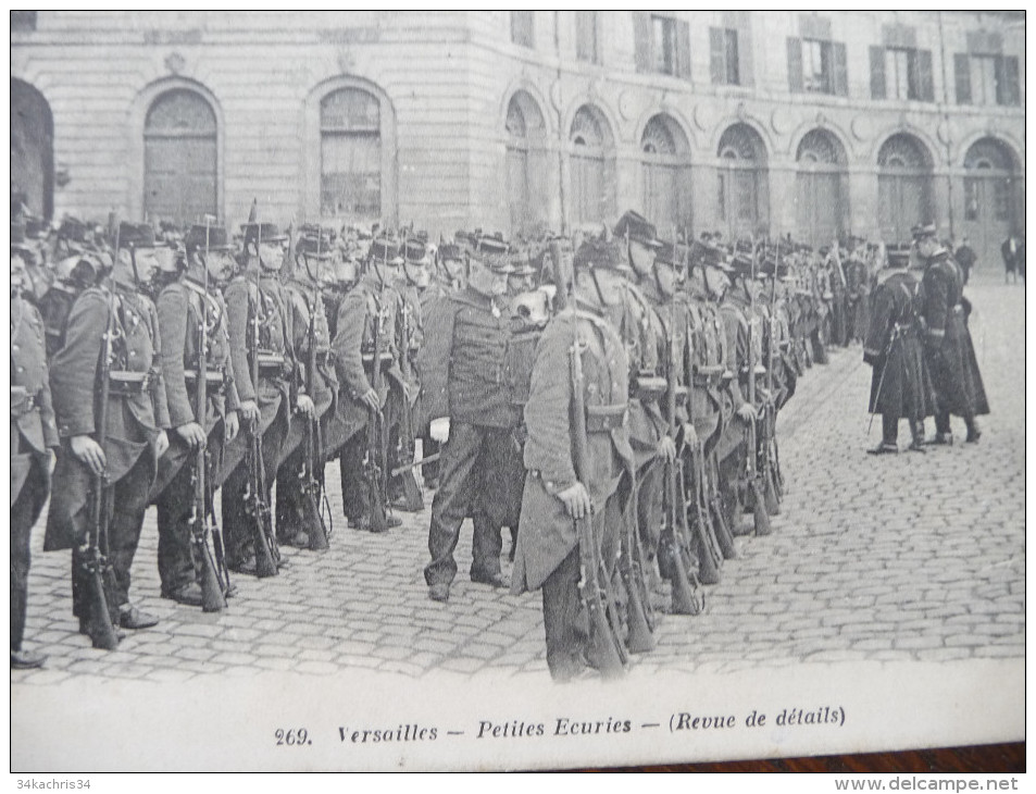 CPA Versailles Petites Ecuries Revue De Détail. Militaires - Versailles