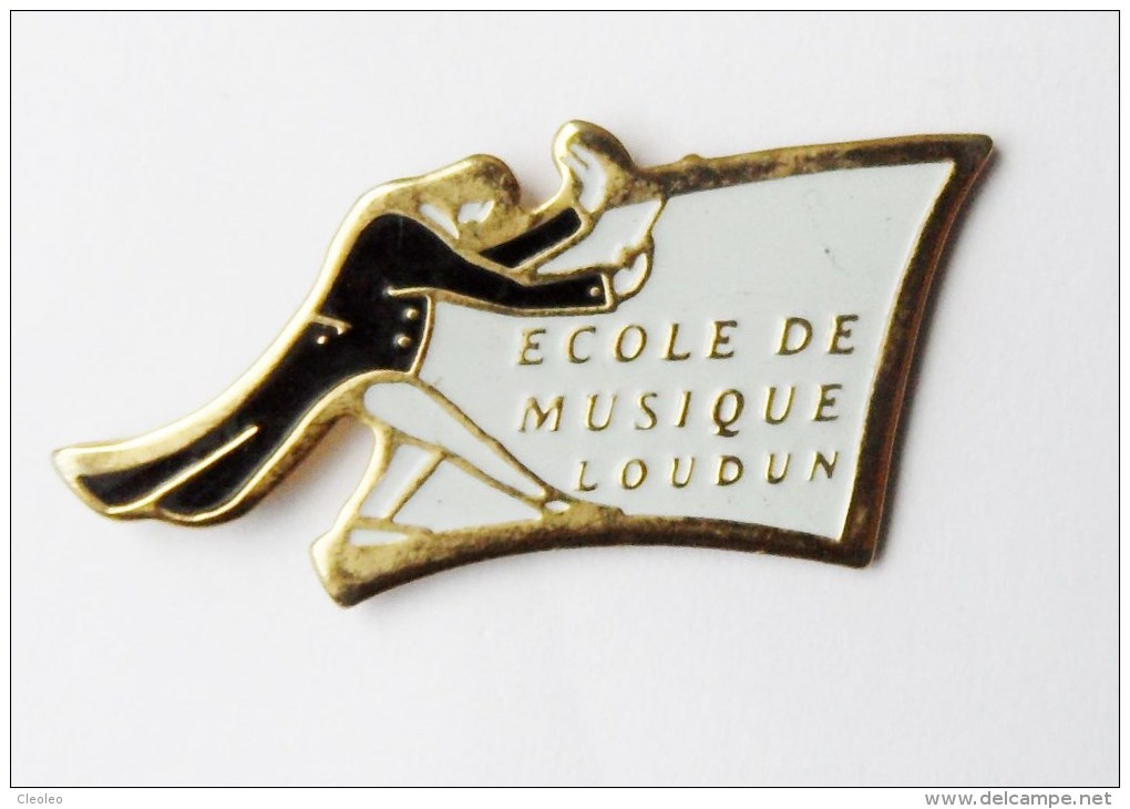 Pin's  école Lycée Collège  -  école De Musique Loudun - 35R - Sonstige & Ohne Zuordnung