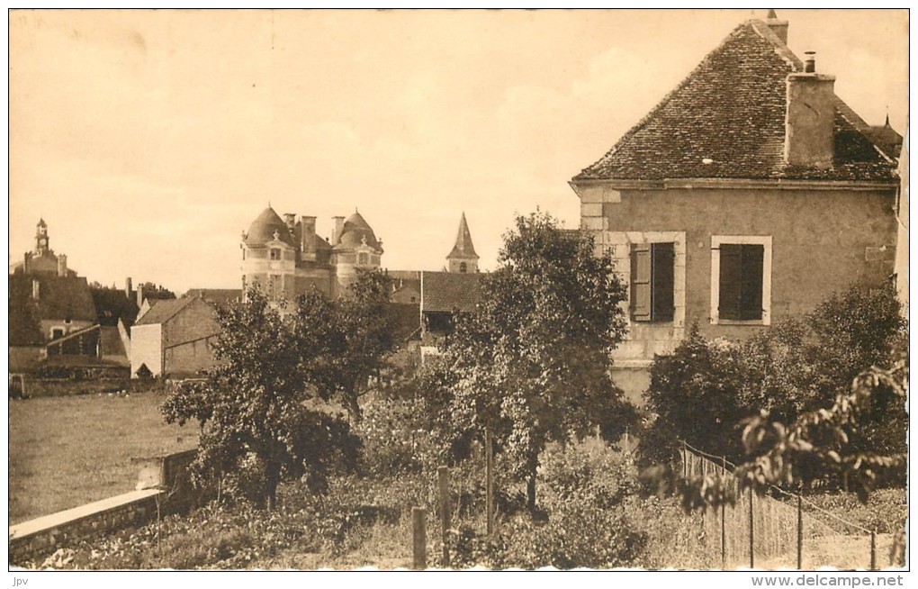 COURSON LES CARRIERES . UN ECHAPPEE SUR LE VILLAGE . - Courson-les-Carrières