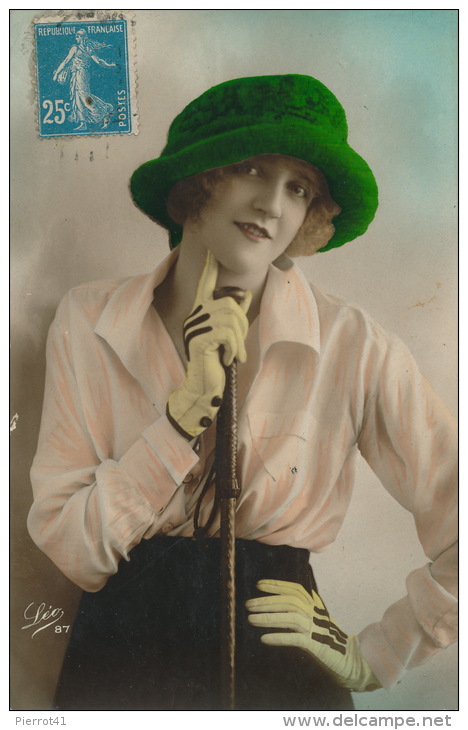 FEMMES - FRAU - LADY - Jolie Carte Fantaisie Portrait Femme élégante Avec Chapeau Et Cravache - Women