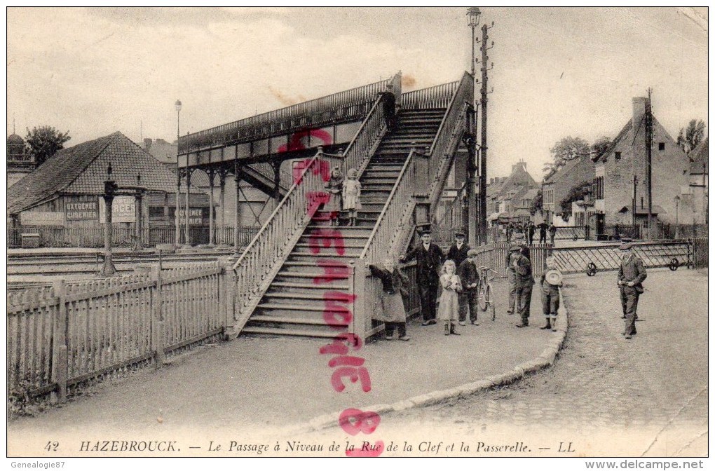 59 - HAZEBROUCK - LE PASSAGE A NIVEAU DE LA RUE DE LA CLEF ET LA PASSERELLE - Hazebrouck