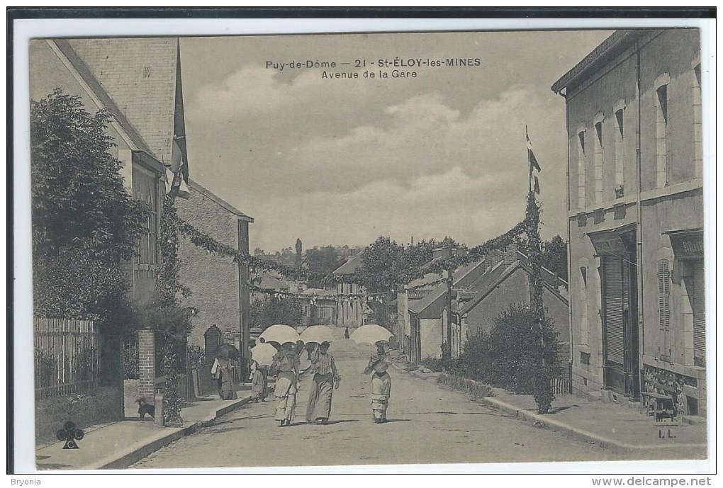 CPA - 63 -  SAINT-ELOY-les -MINES  -  Avenue De La Gare  - Jolie Animation , Ombrelles - Très Bon état -- - Saint Eloy Les Mines