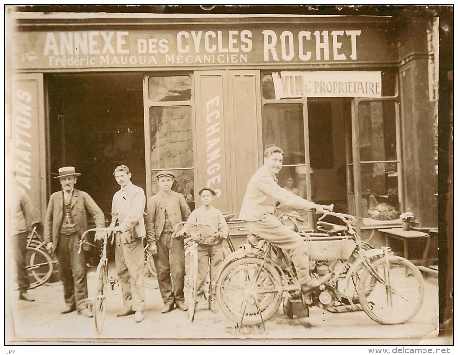 PHOTOGRAPHIE DE L'ANNEXE DES CYCLES ROCHET . FREDERIC MAUGA, MECANICIEN. - Anciennes (Av. 1900)