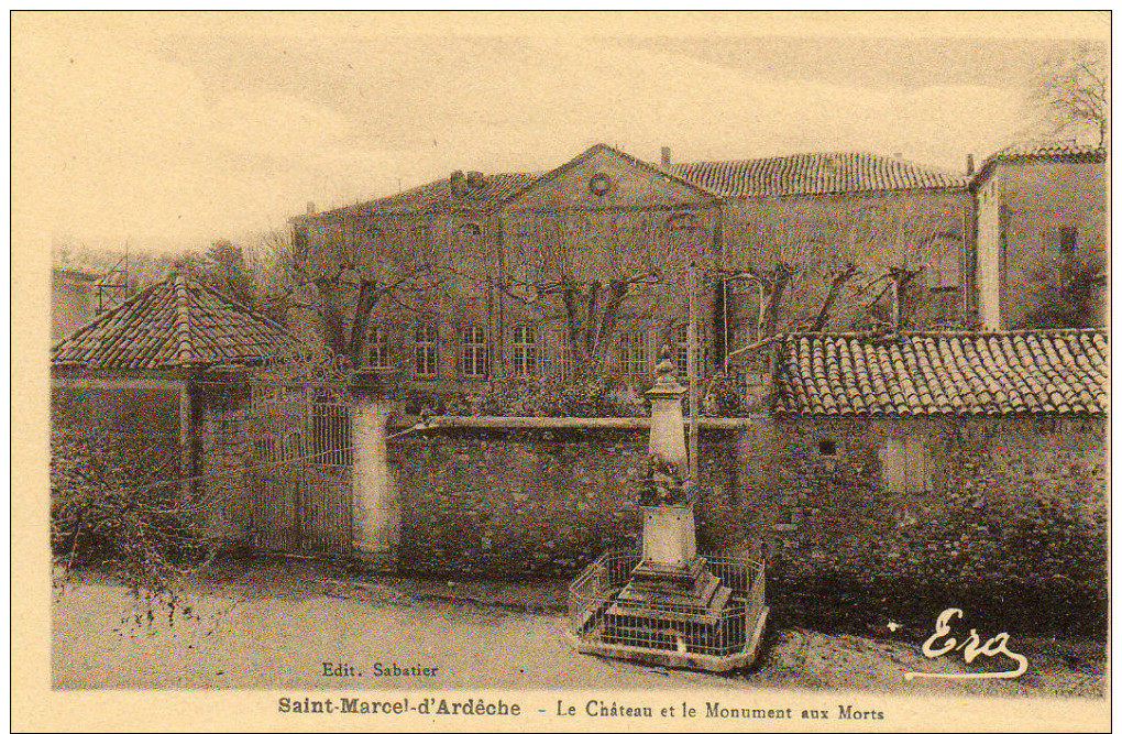 61.  SAINT MARCEL D' ARDECHE - Le Monument Aux Morts Et Le Château - Autres & Non Classés