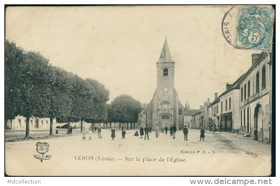 89 VERON / Sur La Place De L'Eglise / - Veron